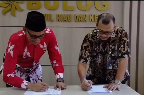 Pemkab Kampar Teken Perjanjian Jual Beli 70 Ton Beras Dengan Bulog  Riau Kepri. 