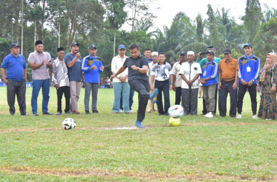 Buka Turnamen Ninik Mamak Dan Kepala Desa Parit Biru Cup 1, Pj Sekda Kampar Berharap Pertandingan ini berjalan dengan lancar, silaturahmi terjaga, prestasi juga tercapai.