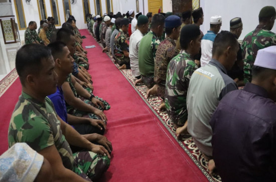 Satgas TMMD ke - 121 Laksanakan Sholat Subuh Berjamaah di Lokasi TMMD