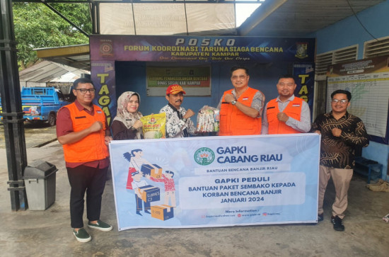 GAPKI Riau Serahkan 300 Paket Sembako ke Posko Tagana untuk Warga Terdampak Banjir. 