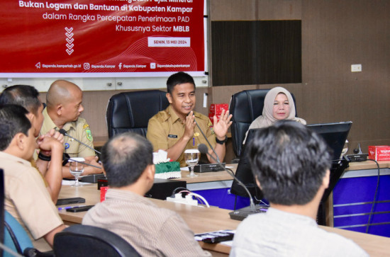 Pj Sekda Kampar mengajak Pelaku Usaha Mendaftarkan Diri Sebagai Wajib Pajak.