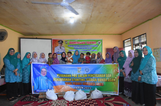 Komit Turunkan Stunting, Pj. Ketua TP PKK Kabupaten Kampar Ricana Djayanti Hambali Serahkan Bantuan di Kecamatan Tambang. 