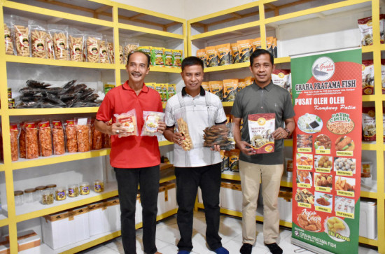 Plh Sekda Kampar Tinjau Graha Pratama Fish, Ahmad Yuzar : “Harapan kita Produk perikanan Makin berkembang dan makin Luas Pemasarannya.”