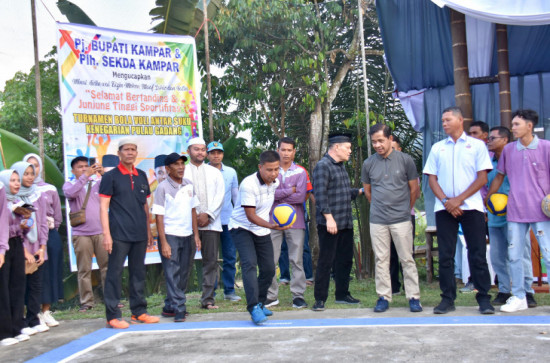 Plh Sekda Kampar Ahmad Yuzar Buka  Turnamen Bola Voli Antar Suku Kenegerian Pulau Gadang, Kami sangat Mengapresiasi. 
