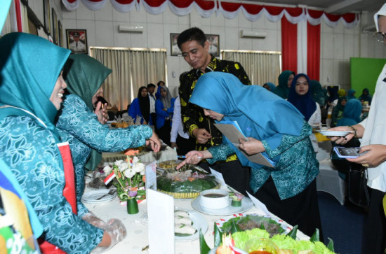 Lomba Cipta Menu B2SA Tingkat Kabupaten Kampar Resmi Di Buka,  Ketua TP PKK Kabupaten Ricana Djayanti Hambali Himbau Budayakan Mengkonsumsi Aneka Ragam Pangan Lokal. 