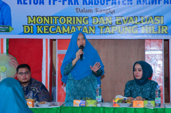 Monitoring dan Evaluasi Tim Penggerak PKK Kecamatan Tapung Hilir, Ricana Hambali Tingkatkan 10 Program Pokok PKK. 