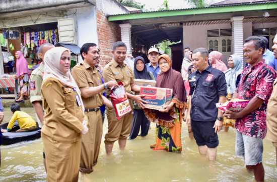 Terdampak Banjir, Pj Sekda Kampar Salurkan Bantuan Sembako Dan Beras Di Desa Sendayan.