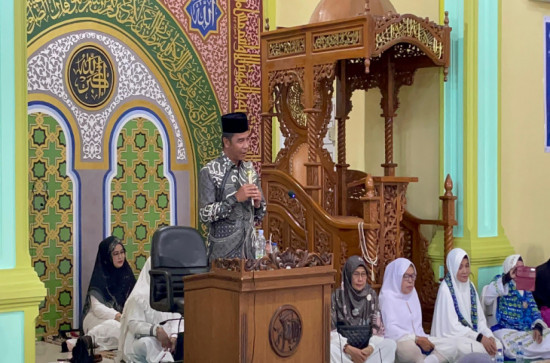 Hadiri Pengajian Majelis Ta’lim Mesjid Al-Mujahidin, Pj Sekda Kampar Mengajak Ibu Majelis Ta’lim Selalu Menjaga Silaturahmi dan Ikut Berpartisipasi Dalam Pembangunan Daerah.