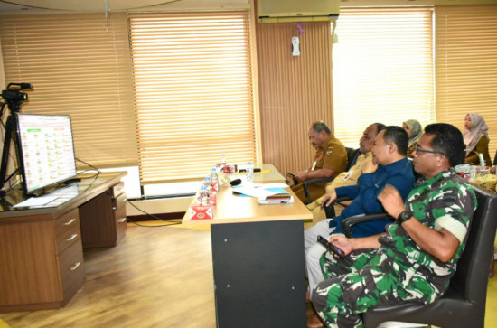 Rutinitas Setiap Senin, Asisten II Suhermi Wakili Pj Bupati Kampar Ikuti Rakor Inflasi Secara Virtual. 