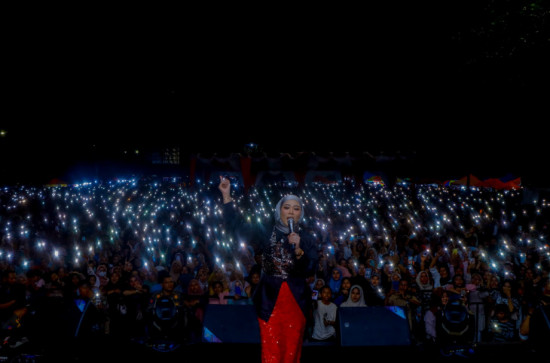 Penonton Membludak, Fauzana Artis Minang Hibur Masyarakat Kampar di Puncak Memeriahkan HUT RI ke-79. 