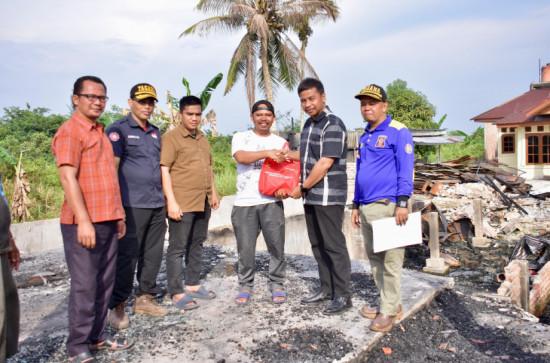 Peduli Masyarakat terhadap Bencana, Pj Sekda Kampar Salurkan Bantuan di Kecamatan Tambang.