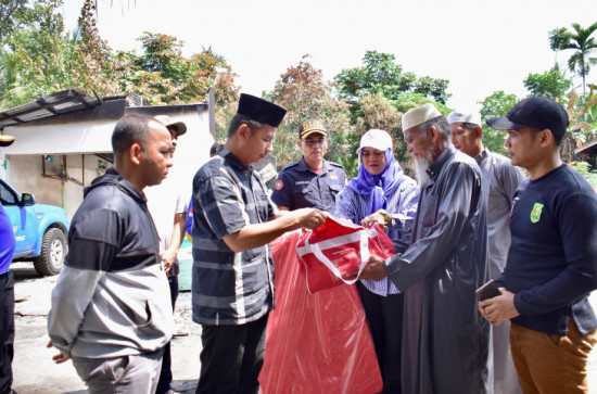 Tinjau Lokasi Kebakaran, Pj Sekda Kampar bersama Jajaran Langsung Salurkan Bantuan.