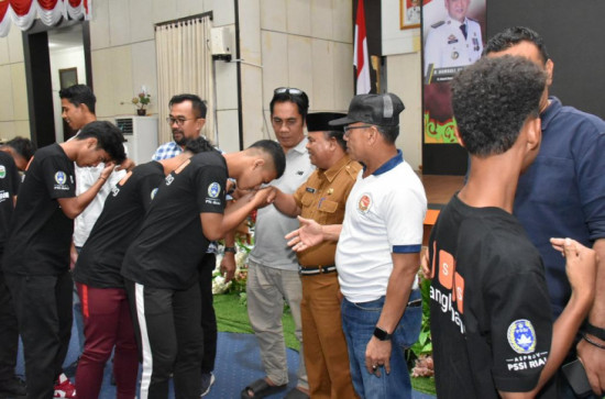 Lepas Keberangkatan Tim PSBS Bangkinang Mewakili Provinsi Riau U-17 di Jawa Timur, Pemda Kampar Apresiasi Generasi Sepakbola Kampar Emas.