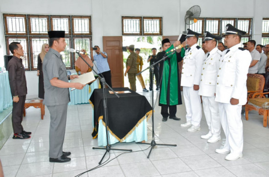 Lantik Tiga Penjabat Kepala Desa, Pj Sekda Kampar: Sebagai Pengayom atau Abdi Harus Bisa Memberikan Pelayanan Terbaik Kepada Masyarakat.