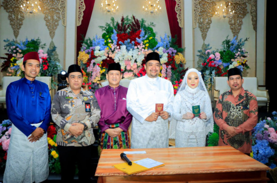 Bersama Ustadz Abdul Somad, Pj Bupati Kampar Hadiri Akad Nikah Tengku Dedy Ardiansyah dengan Glien Exsel Julio Marshanda. 