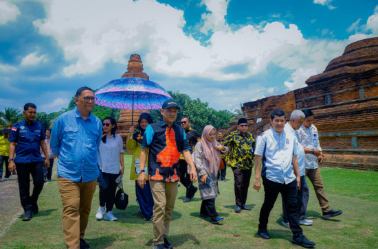 Kembangkan Kawasan Candi Muara Takus, Pj Bupati Kampar Hambali Dampingi Deputi Bappenas RI Tinjau Kawasan Candi Muara Muara Takus. 