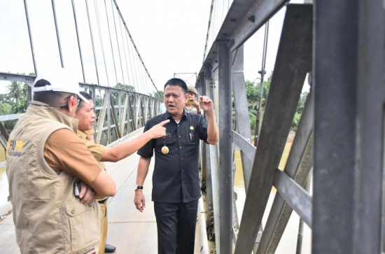 Tinjau Langsung Kondisi Jembatan Desa Gobah, Pj. Bupati Kampar Katakan Pemerintah Kab. Kampar Langsung Lakukan Perbaikan Sementara