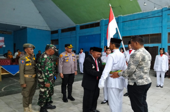 Camat Kampar Kiri Melantik dan Mengukuhkan 32 Anggota Paskibra Kecamatan Kampar Kiri Tahun 2024