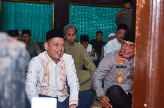 Bersama Wakapolda Riau, Pj Bupati Kampar Hambali Lakukan Sholat Subuh Berjamaah di Masjid Jami' Air Tiris