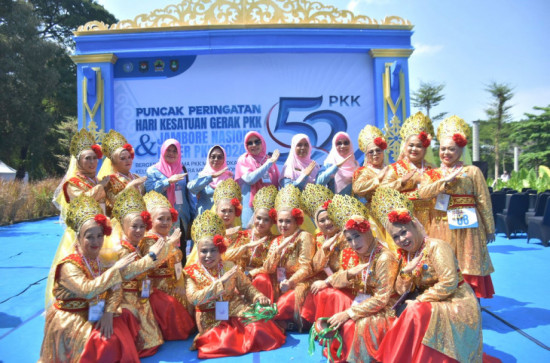 Kabupaten Kampar Wakili Provinsi Riau Ikuti Lomba Tarian Kreasi Jingle Gelari Pelangi Pada HGK PKK Nasional KE 52 di Solo