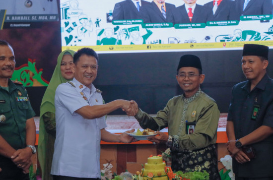 Serahkan Kunci Rumah Tinggal Layak Huni Dari Baznas Kab. Kampar, Pj. Bupati Kampar Tekankan Agar Dalam Mengelola Zakat Harus Mengedepankan Prinsip-Prinsip Islam. 