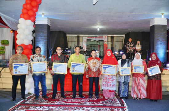 Pj Bupati Kampar Serahkan Berbagai Penghargaan pada Malam Resepsi Kenegaraan