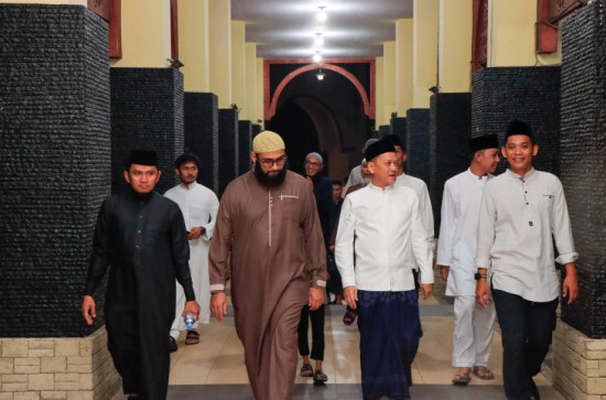 Imam Besar dari Mesir Pimpin Langsung Sholat Tarawih Malam ke-6, di Islamic Center Bangkinang