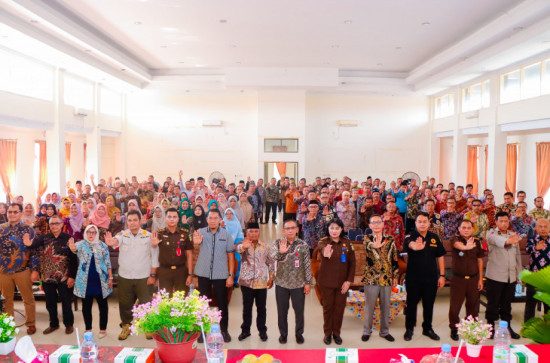 Diikuti Seluruh Kepala Sekolah, Asisten III Setda Kampar Ir.Azwan M.si buka  Sosialisasi Pencegahan Pungli, gratifikasi dan KKN. 