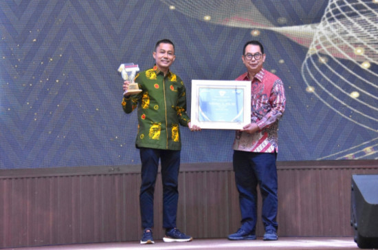 Mewakili Pj Bupati Kampar, Plt Kadis Kominfo Kampar Terima Penghargaan Tribun Award Kategori 
