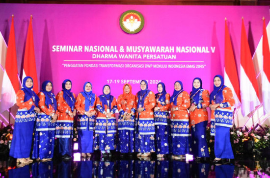 Penasehat Dharma Wanita Persatuan beserta Plt Ketua Dharma Wanita Persatuan Kabupaten Kampar Ikuti Seminar Nasional DWP Tahun 2024