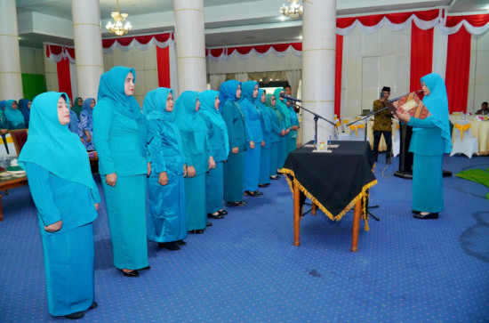 Ketua TP PKK Kabupaten Kampar Ricana Djayanti Hambali Lantik Ketua TP PKK Kecamatan se Kabupaten Kampar. 