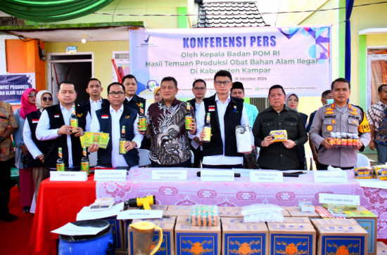 Kepala BPOM RI Lakukan Konferensi Pers Temuan Obat Bahan Alam Ilegal Di Desa Rimbo Panjang. 