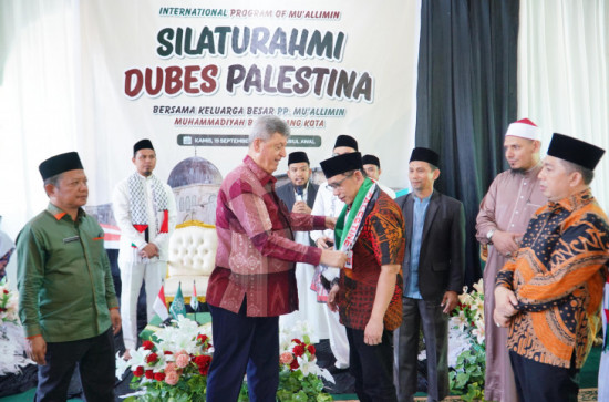Duta Besar Palestina Zuhair Al-Shun Kunjungi Ponpes Mu'allimin Bangkinang. 
