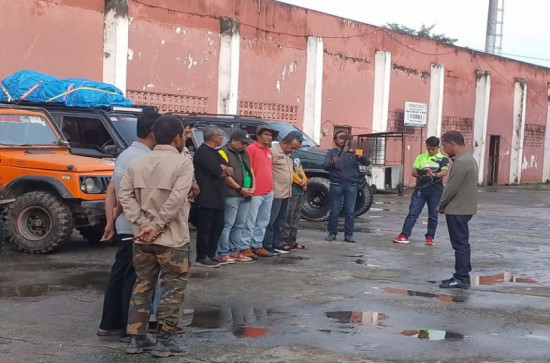 Salurkan Bantuan Banjir ke Daerah Sulit Pemda Kampar Gandeng IOF Kampar. 
