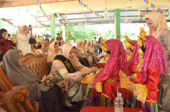 Bunda PAUD Kabupaten Kampar Hadiri Perpisahan Anak Didik TK/PAUD Pertiwi Bangkinang Kota.