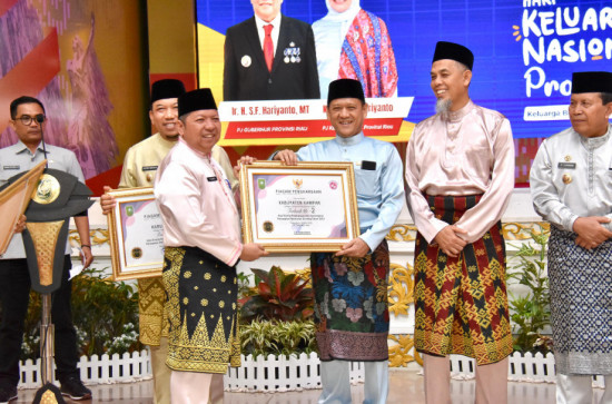 Dihari Harganas Provinsi Riau Tahun 2024, Pj Bupati Kampar Terima Penghargaan Terbaik II Kinerja Pelaksanaan Konvergensi Percepatan Penurunan Stunting Tahun 2023.