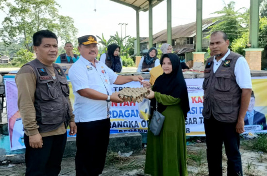 Stabilkan Harga Sembako dan Tekan Inflasi, Kadis Perdagkop dan UMK Dendi Gelar Operasi Pasar di Desa Rumbio.