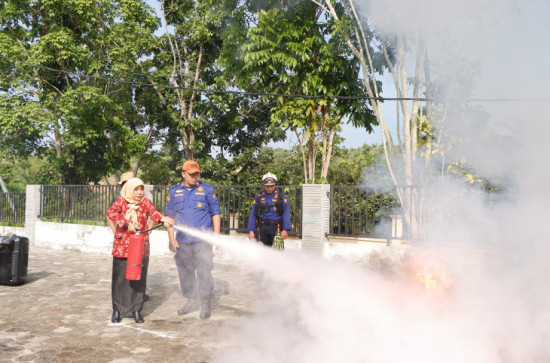 DWP Kampar Praktekkan Langsung penanganan dini kebakaran dan Penyelamatan. 