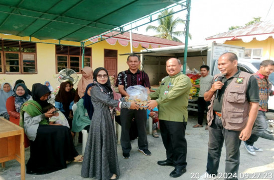 Konsisten Tekan Inflasi, Dinas Perdagkop dan UMK Kabupaten Kampar Kembali Gelar Operasi Pasar di Desa Padang Mutung.