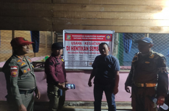 Meresahkan Masyarakat, Satpol PP Kampar Segel Warung Remang-Remang di Desa Suka Mulya. 