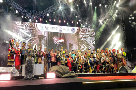 Luar Biasa, Bujang Dan Dara Kab. Kampar 2024 Sabet Piala Pada Grand Final Bujang Dara Riau 2024 Diberbagai Kategori