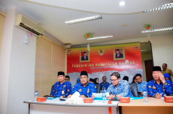 Ikuti Zoom Meeting Bersama Kemendagri, Pemda Kampar Selalu Berupaya Menekan Angka Inflasi.