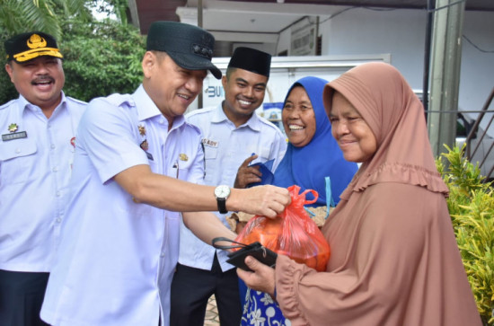 Operasi Pasar Murah, Ibu Hamidah ; Terimakasih Pak Bupati Kampar. 