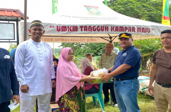 Kendalikan Inflasi, Pemkab Kampar Gelar Operasi Pasar di Desa Pulau Terap Kecamatan Kuok. Dendi : “Selain tekan angka inflasi operasi pasar ini juga bentuk kepedulian Pemerintah terhadap ekonomi masyarakat kurang mampu”