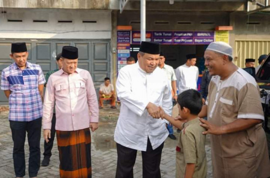 Pj Gubri dan Pj Bupati Kampar Tinjau Jalan Rusak Di Desa Tarai Bangun Sebelum Safari Ramadhan