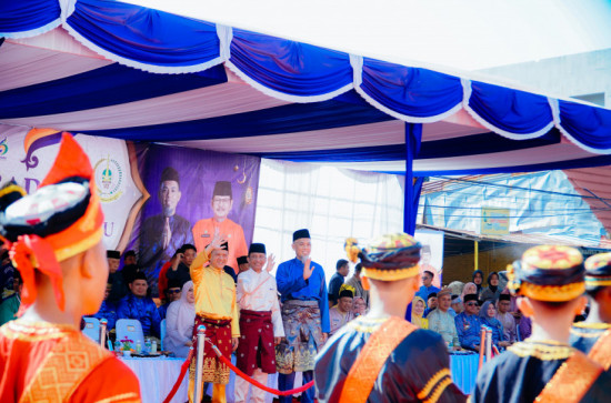 Pawai Ta'aruf MTQ ke-XLII Provinsi Riau, Kampar Berada Nomor Urut Pertama Melintas Di Hadapan Gubri.