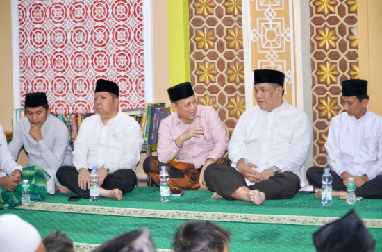 Pj Bupati Kampar Bersama Pj Gubernur Riau Safari Ramadhan di Masjid Jami' Haqqul Yaqin Desa Tarai Bangun. 