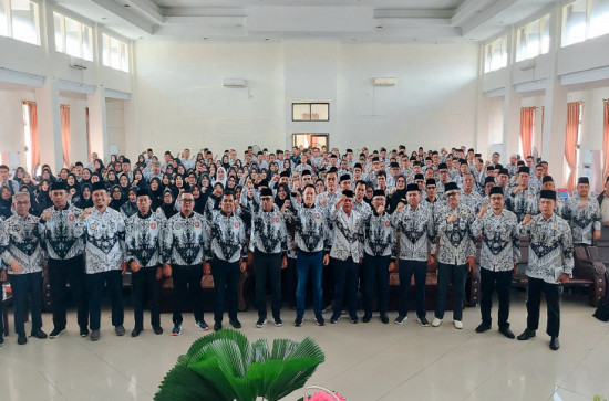 Pj. Bupati Kampar Hadiri Peringatan Hari Guru dan Hari Persatuan Guru Republik Indonesia (PGRI) Ke-79. 