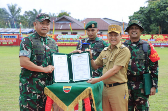 Pj Bupati Kampar Hambali Dampingi Kepala Staf Angkatan Darat Jendral TNI Maruli Simanjuntak  Tutup TMMD di Kampar Kiri Hulu. 
