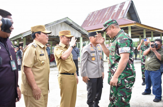 Pj Bupati Kampar, Hambali, SE, MBA, MH Sambut Langsung Kedatangan Kepala Staf TNI Angkatan Darat, Jenderal TNI Maruli Simanjuntak, M.Sc., di Kampar Kiri Hulu
